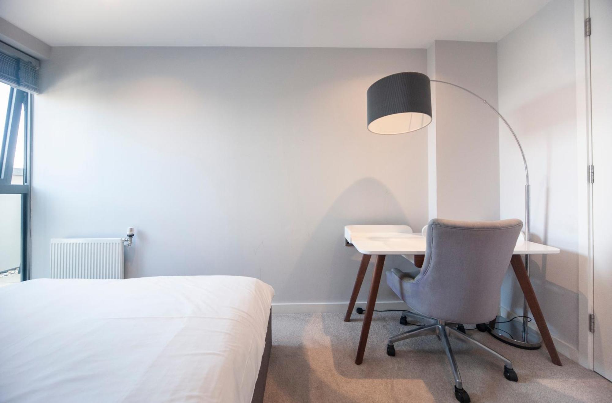 Top Floor Apt - 2 Bed/2 Bath + Private Balcony Londres Extérieur photo