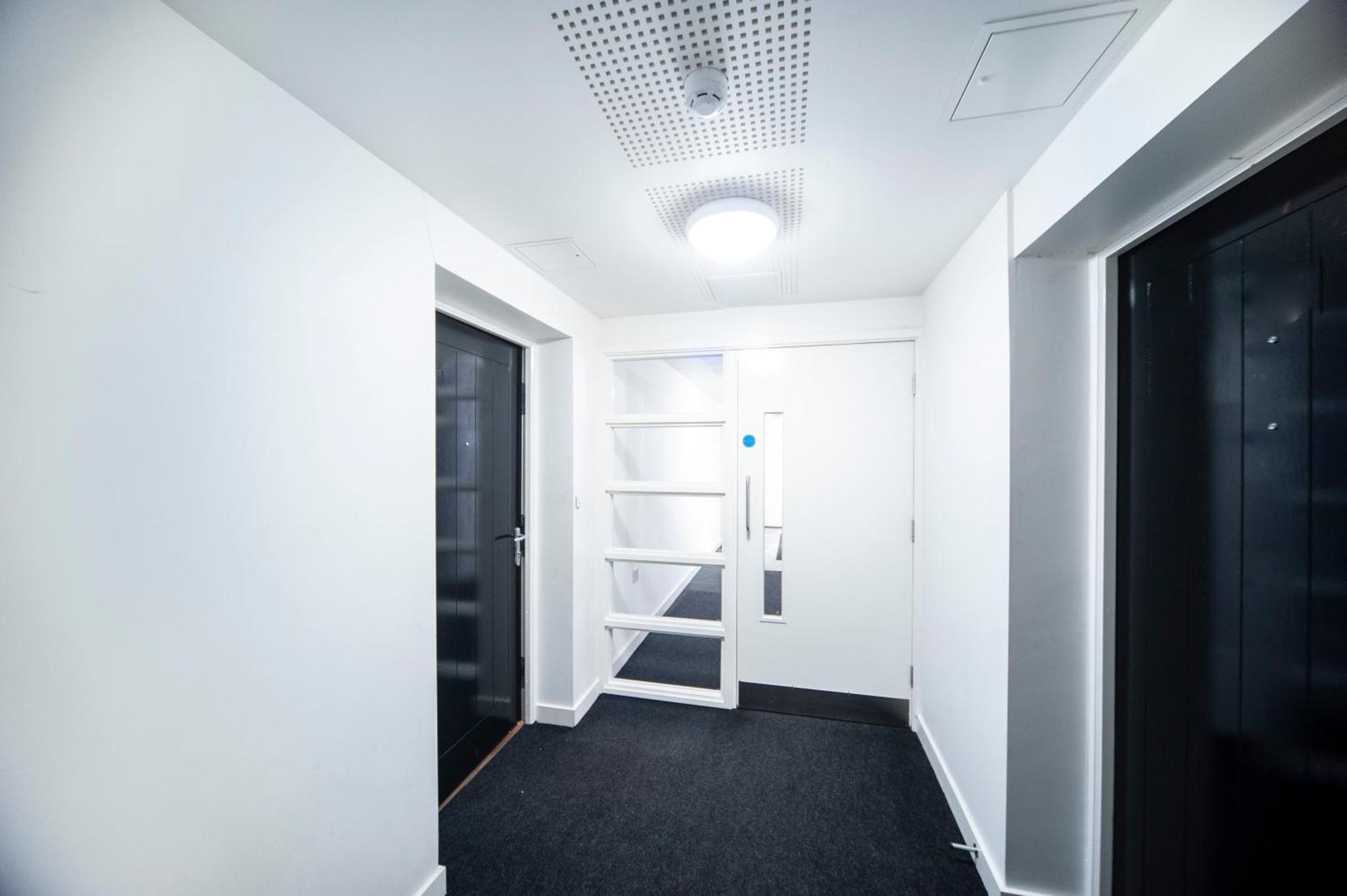 Top Floor Apt - 2 Bed/2 Bath + Private Balcony Londres Extérieur photo