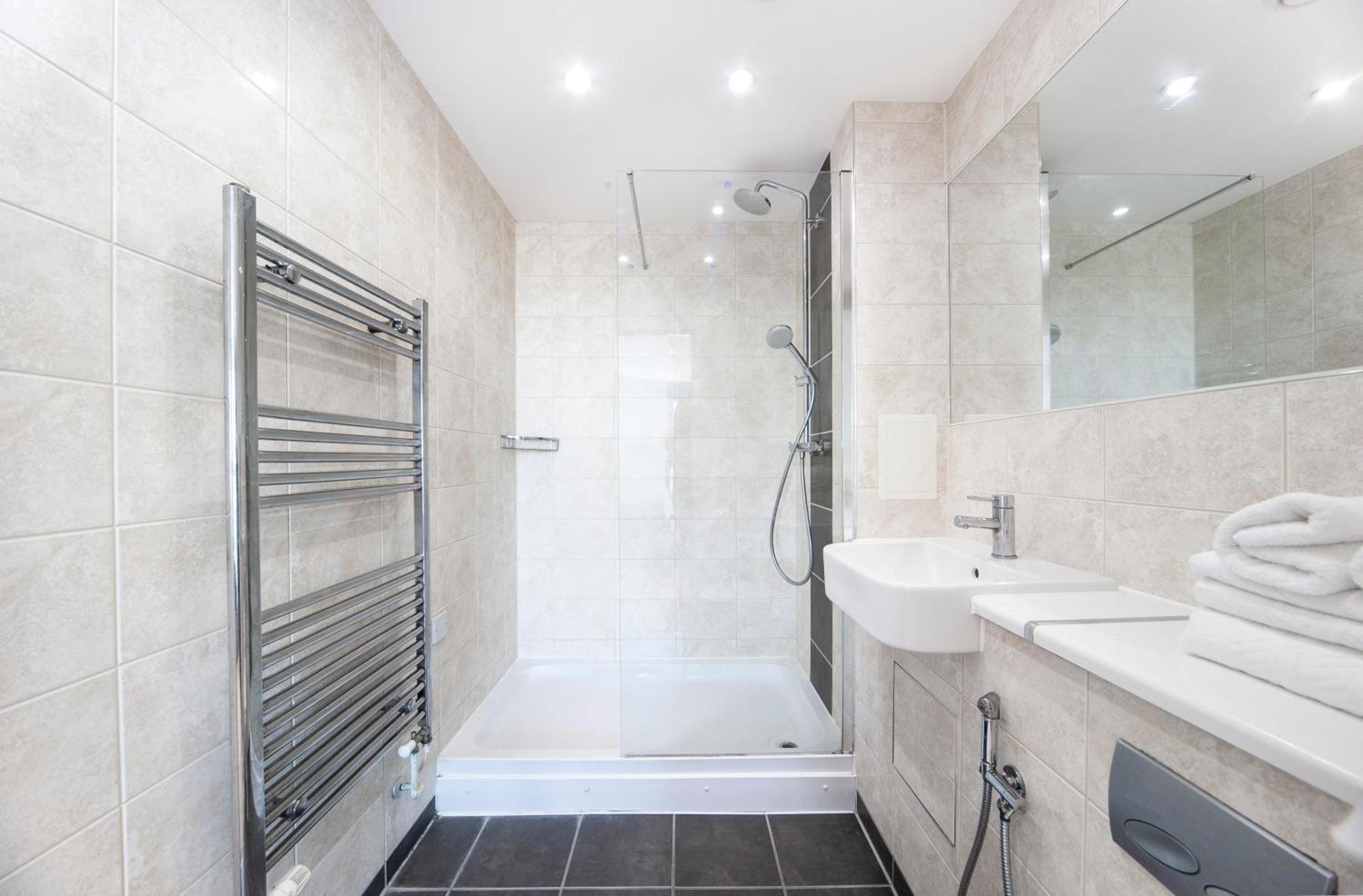 Top Floor Apt - 2 Bed/2 Bath + Private Balcony Londres Extérieur photo