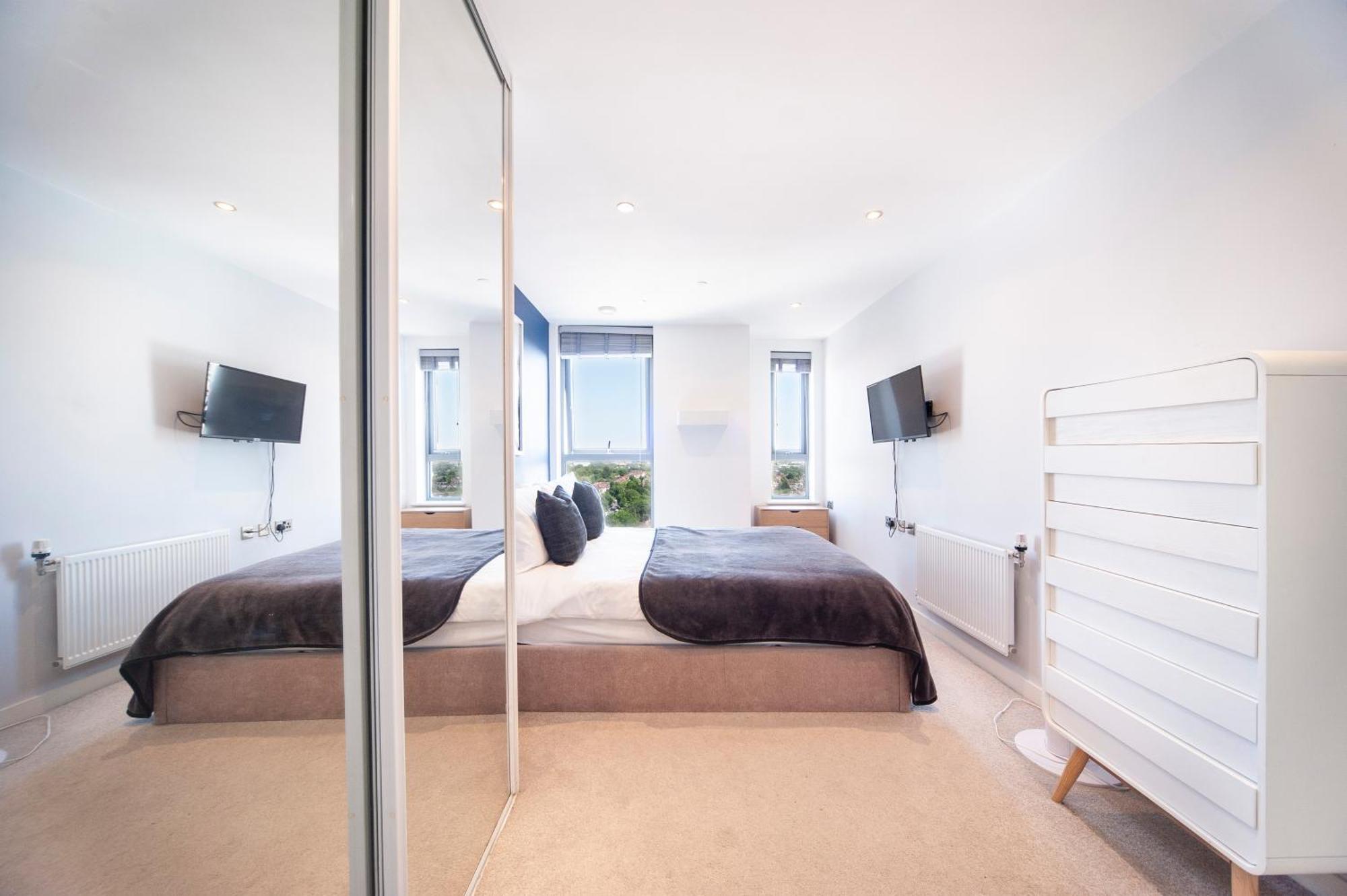 Top Floor Apt - 2 Bed/2 Bath + Private Balcony Londres Extérieur photo