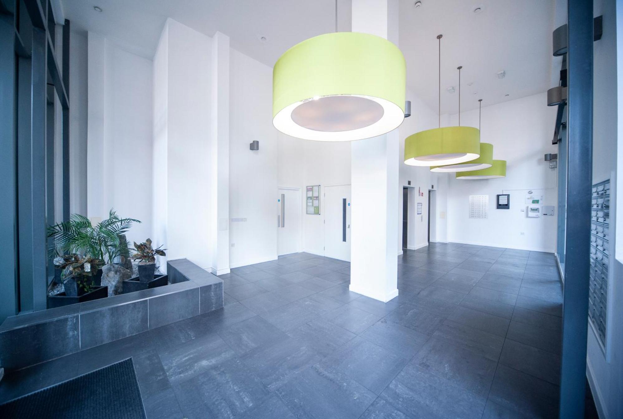 Top Floor Apt - 2 Bed/2 Bath + Private Balcony Londres Extérieur photo