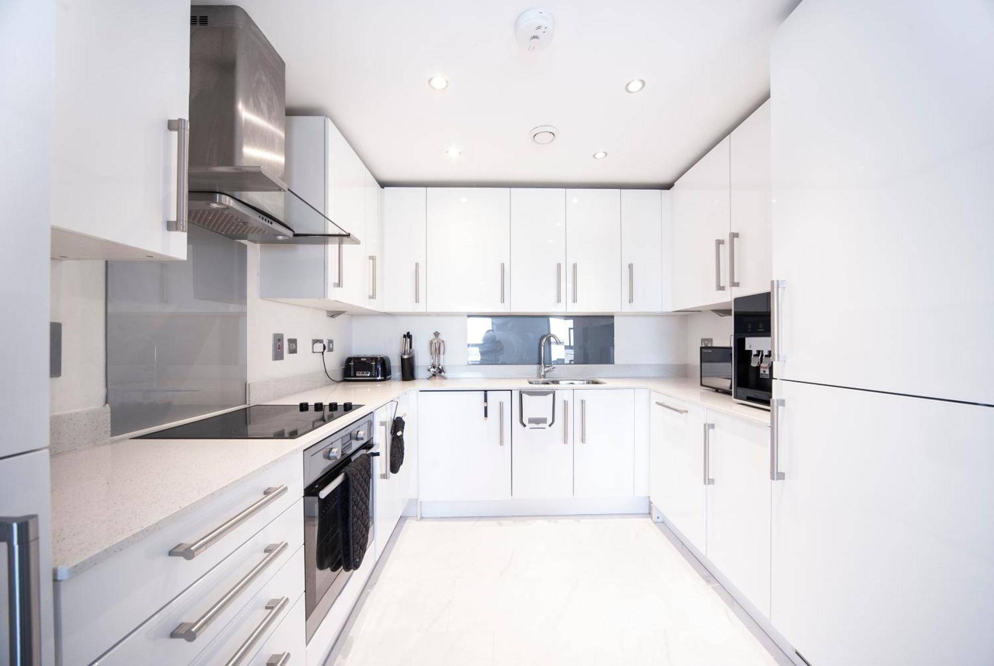 Top Floor Apt - 2 Bed/2 Bath + Private Balcony Londres Extérieur photo