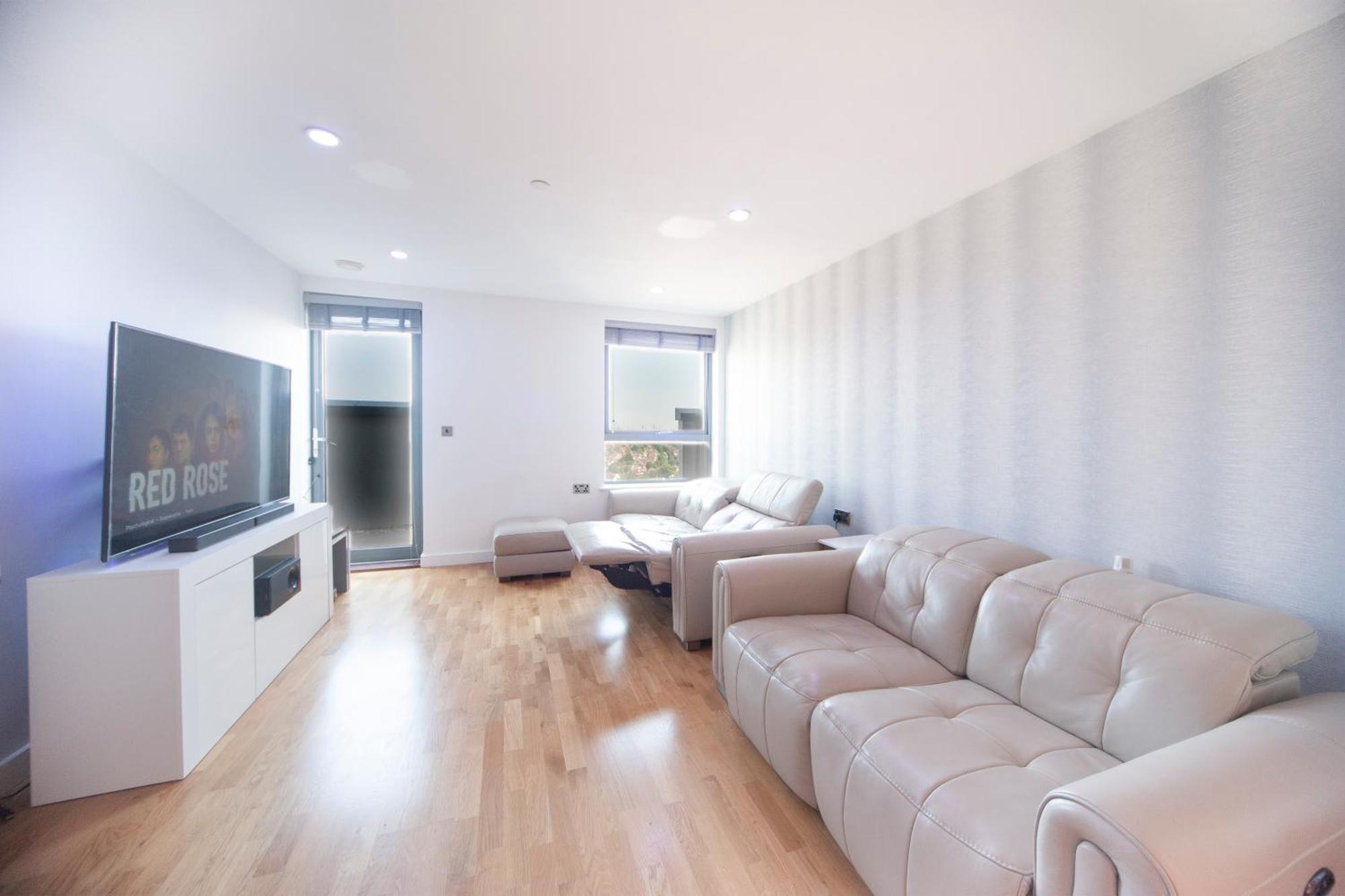 Top Floor Apt - 2 Bed/2 Bath + Private Balcony Londres Extérieur photo