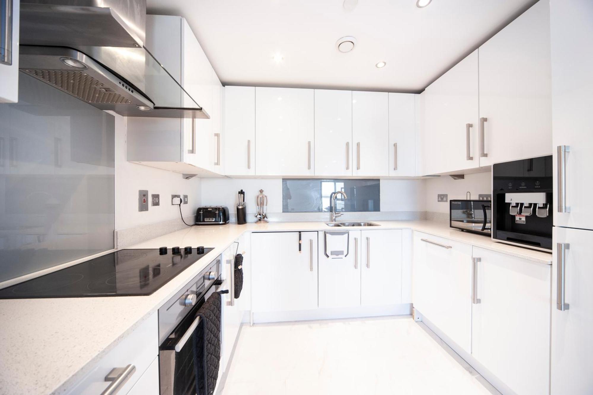 Top Floor Apt - 2 Bed/2 Bath + Private Balcony Londres Extérieur photo