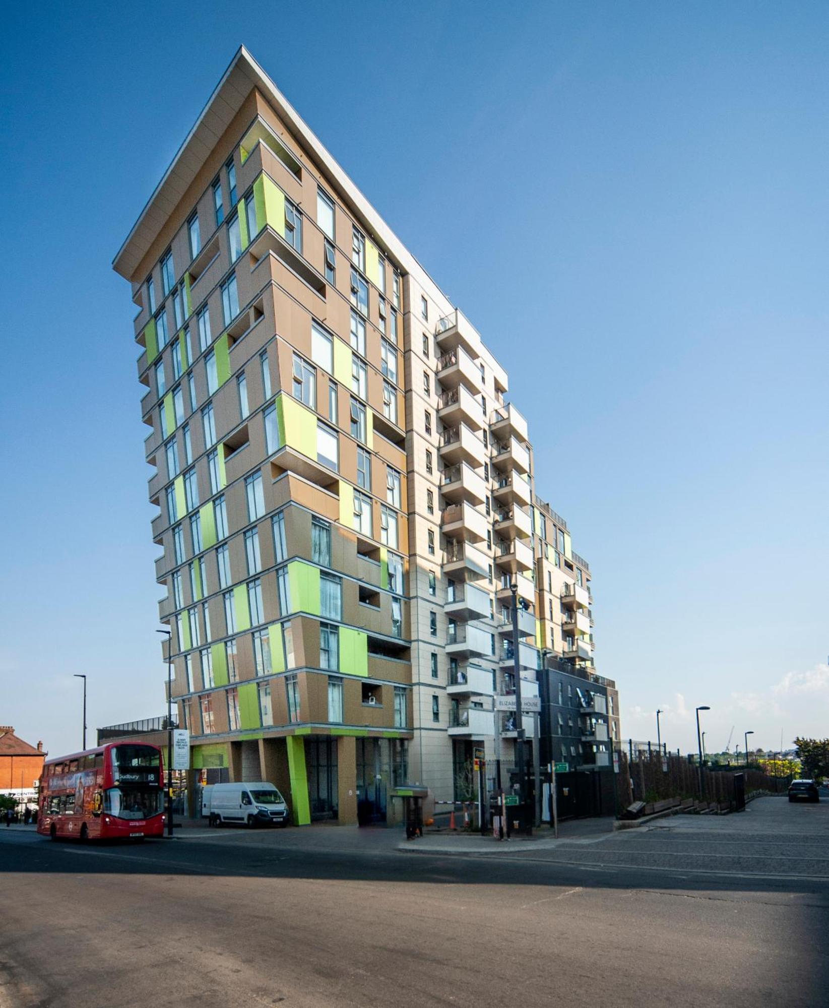 Top Floor Apt - 2 Bed/2 Bath + Private Balcony Londres Extérieur photo